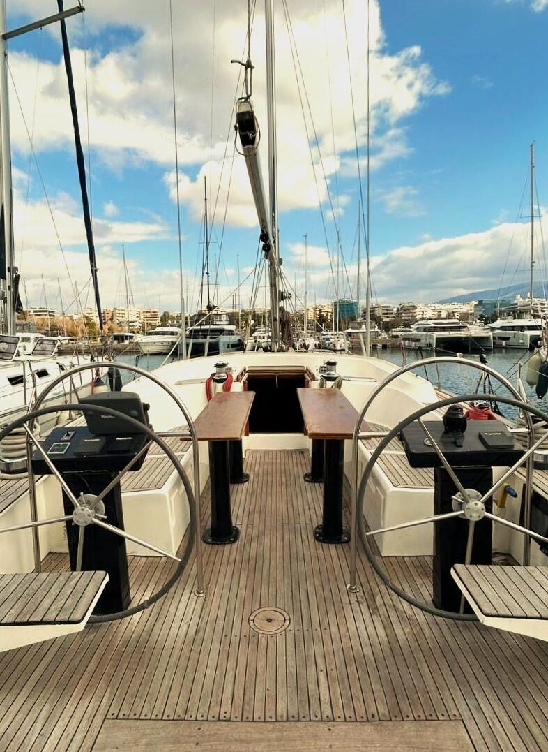 Sailing yacht 