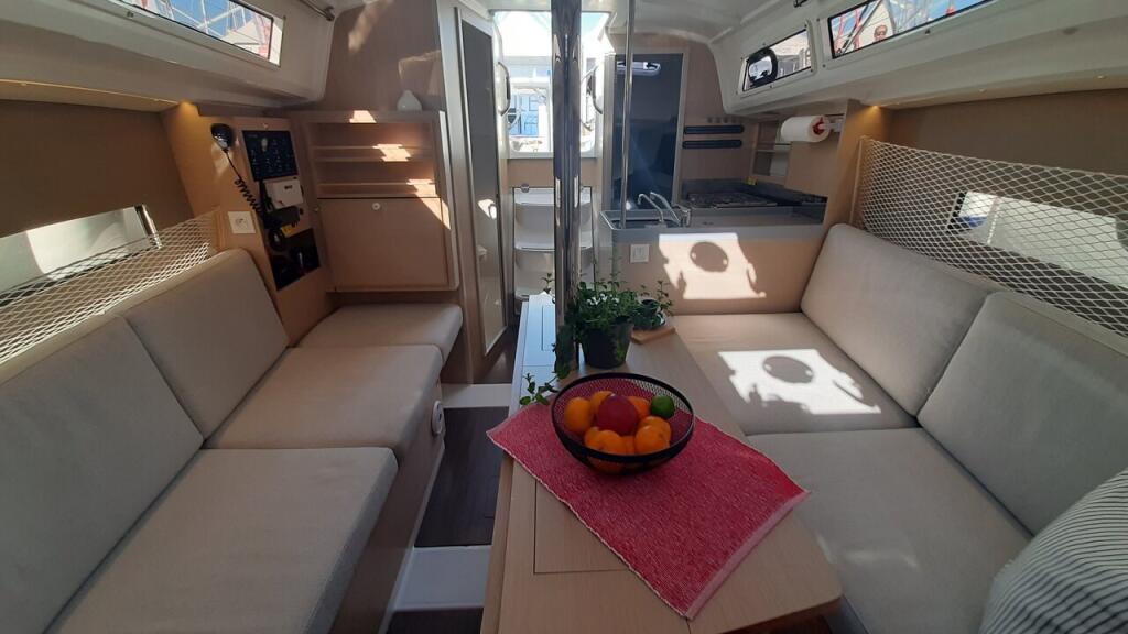 Sailing yacht 