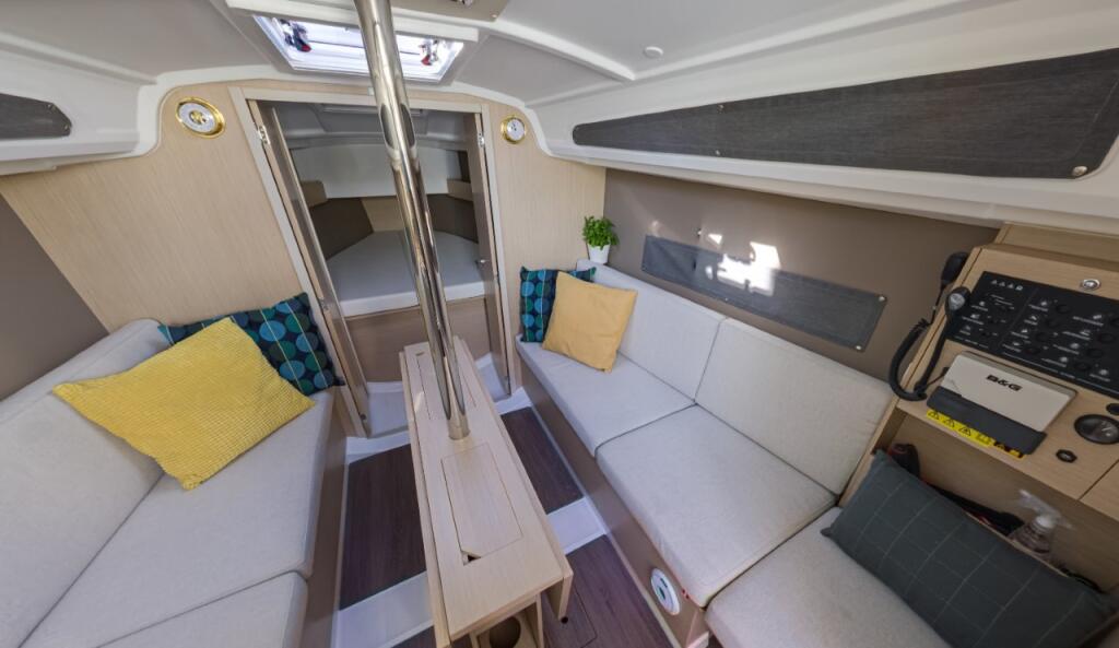 Sailing yacht 