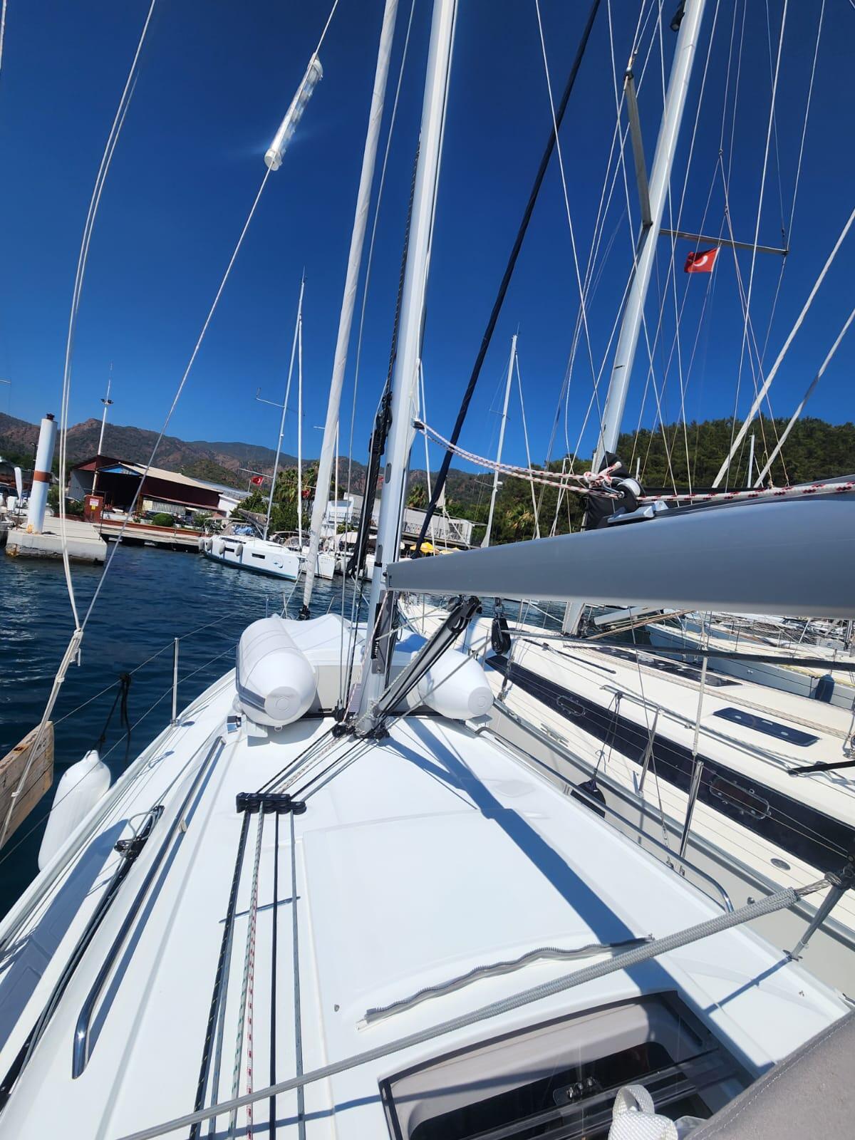 Sailing yacht 