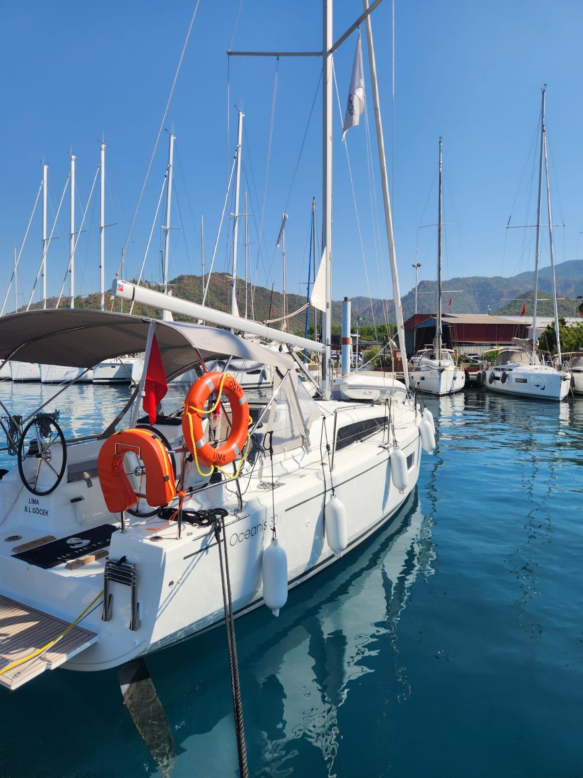 Sailing yacht 