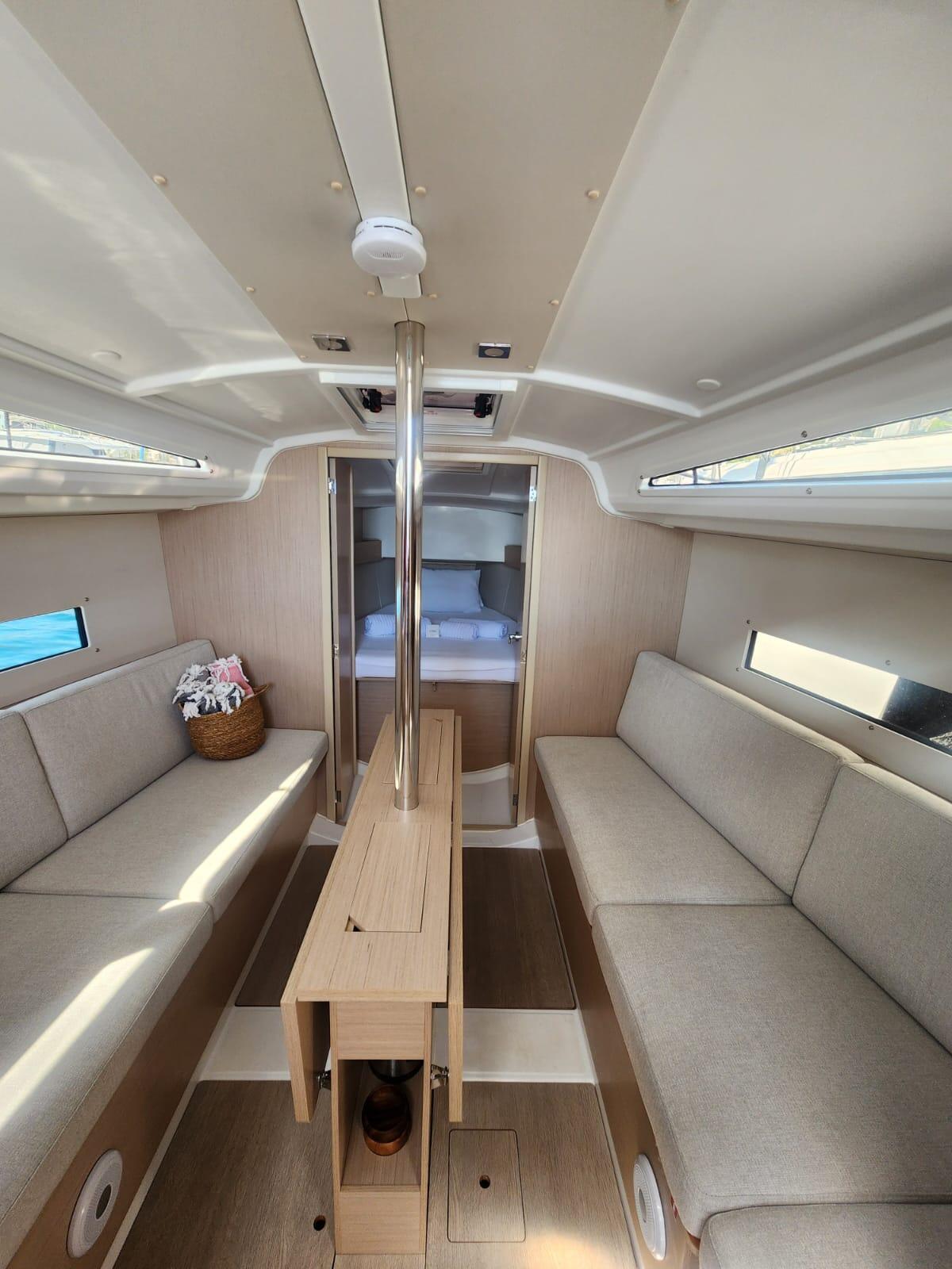 Sailing yacht 