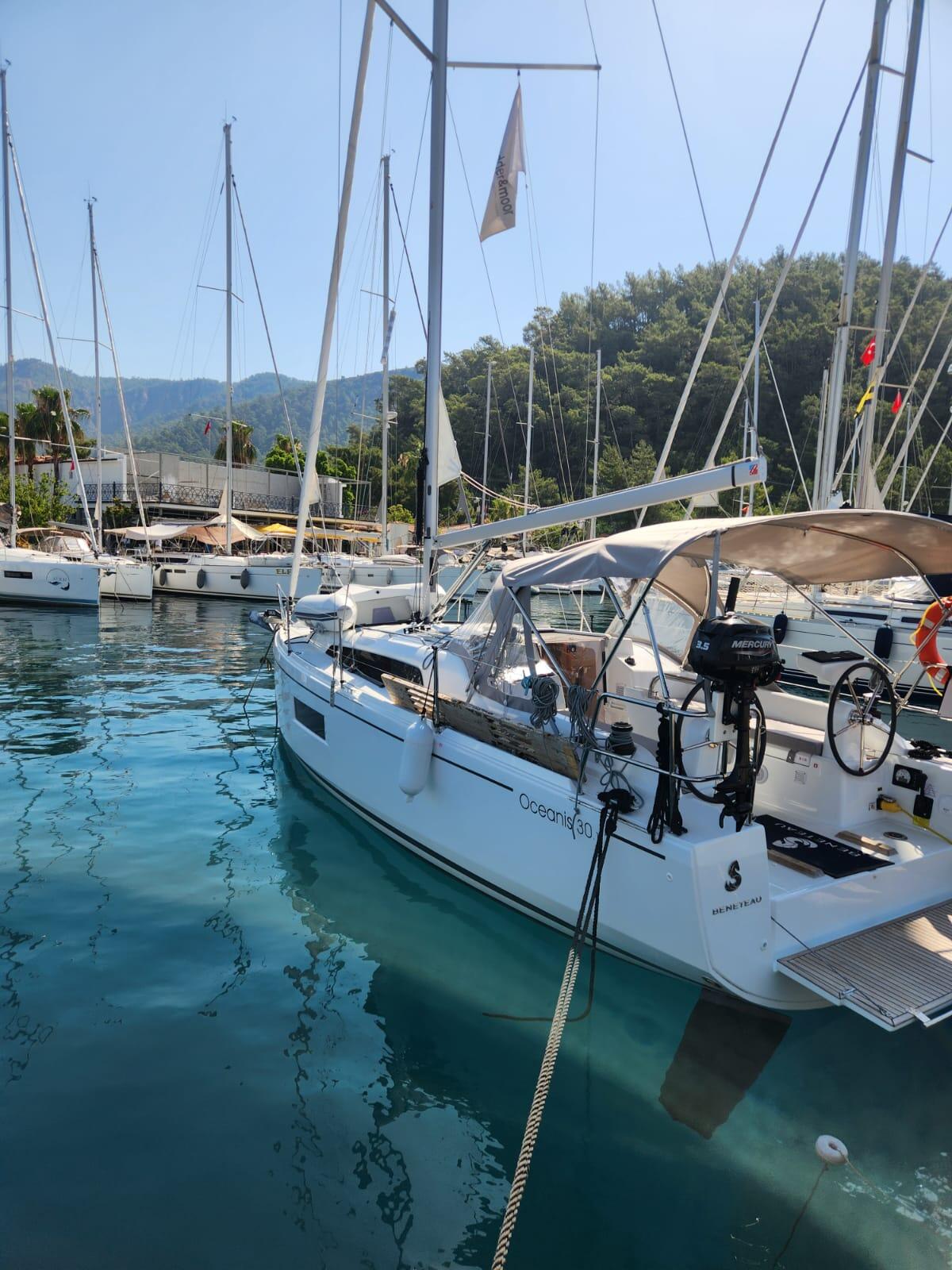 Sailing yacht 