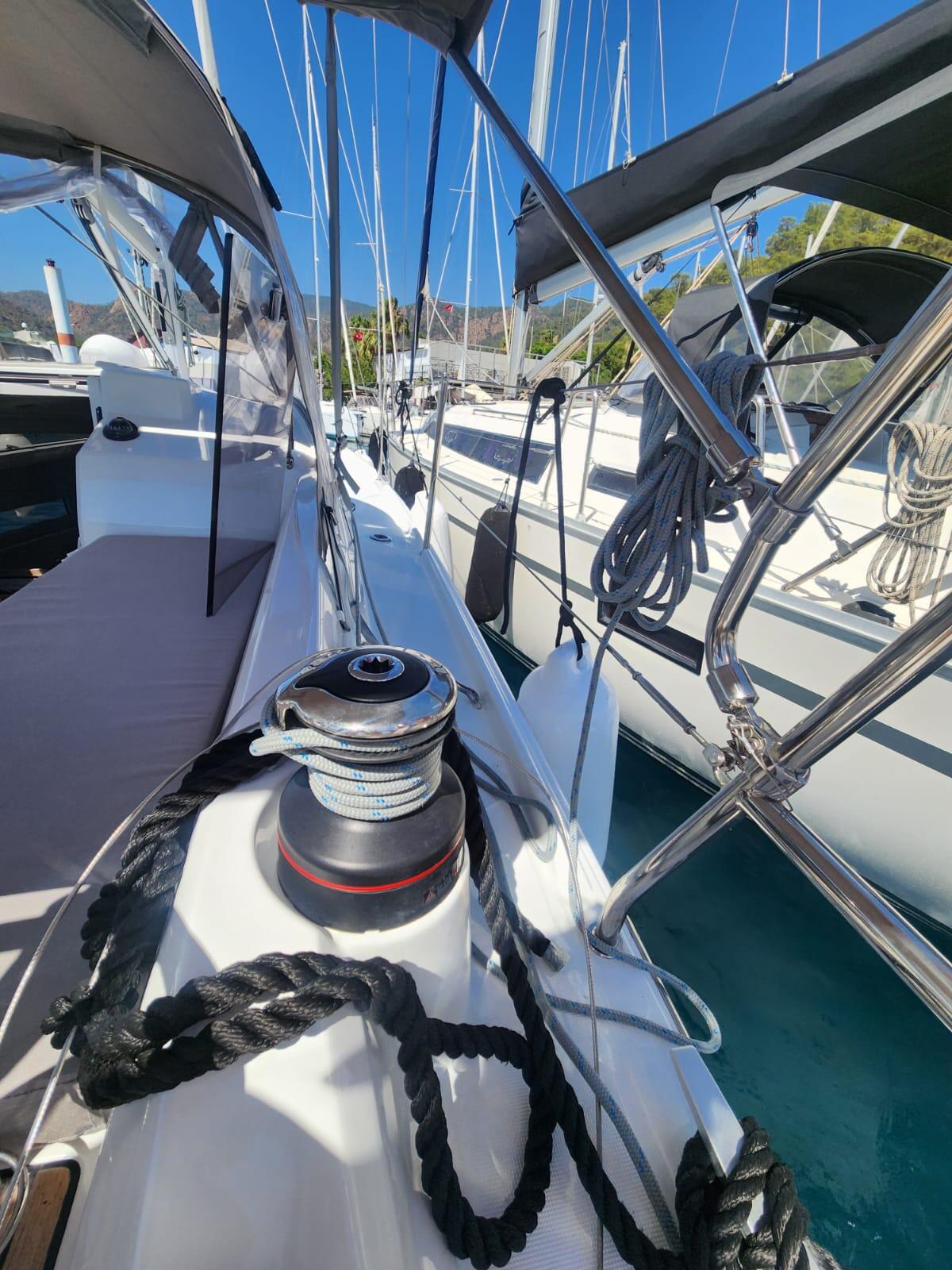 Sailing yacht 