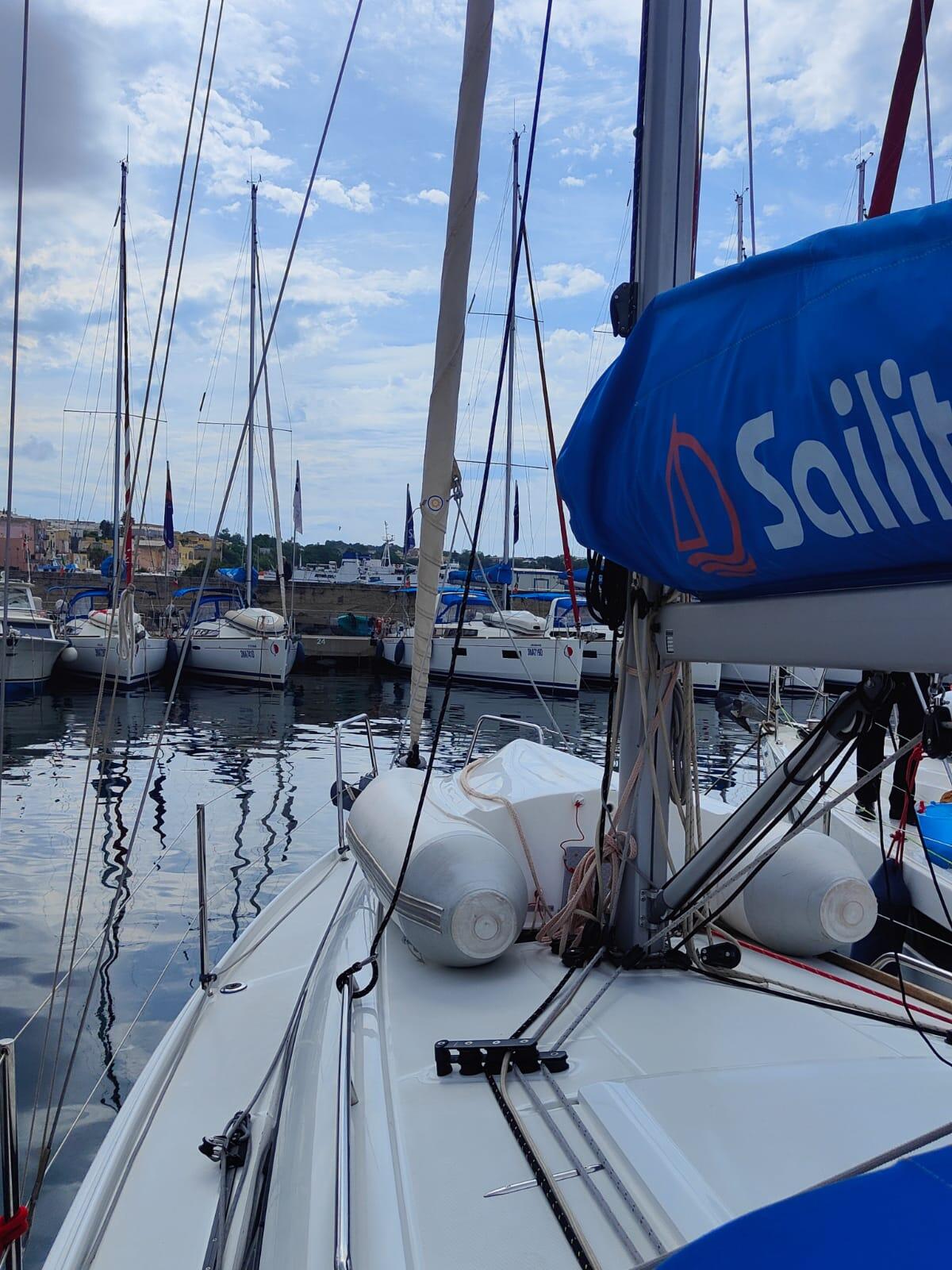 Sailing yacht 