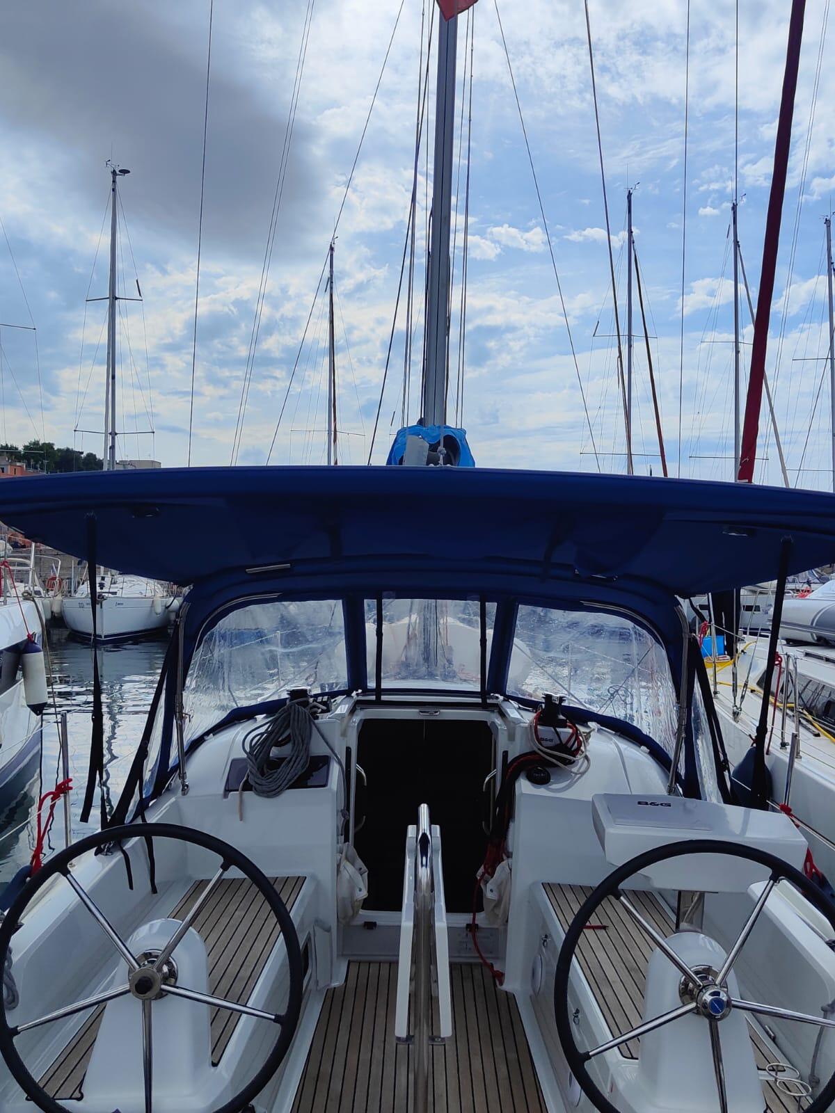 Sailing yacht 