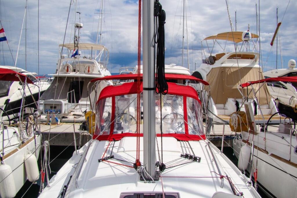 Sailing yacht 