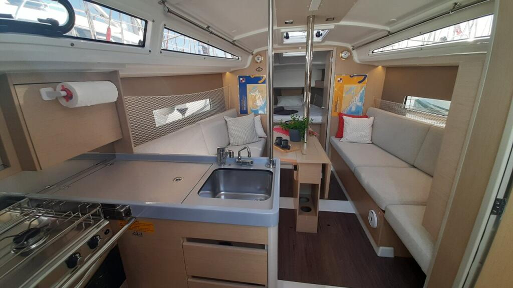 Sailing yacht 