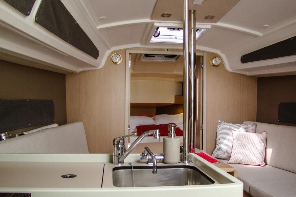 Sailing yacht 