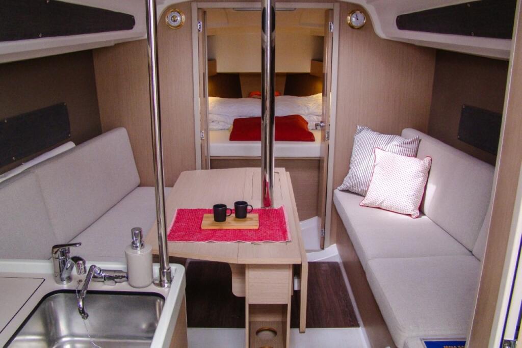 Sailing yacht 