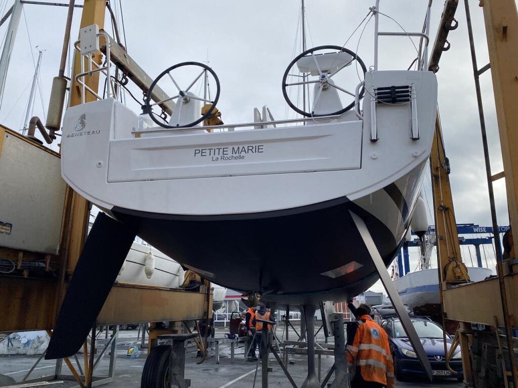 Sailing yacht 