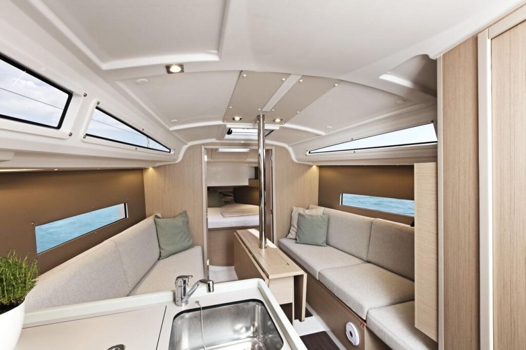 Sailing yacht 