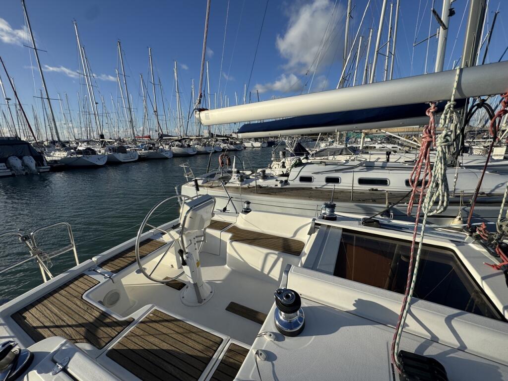 Sailing yacht 