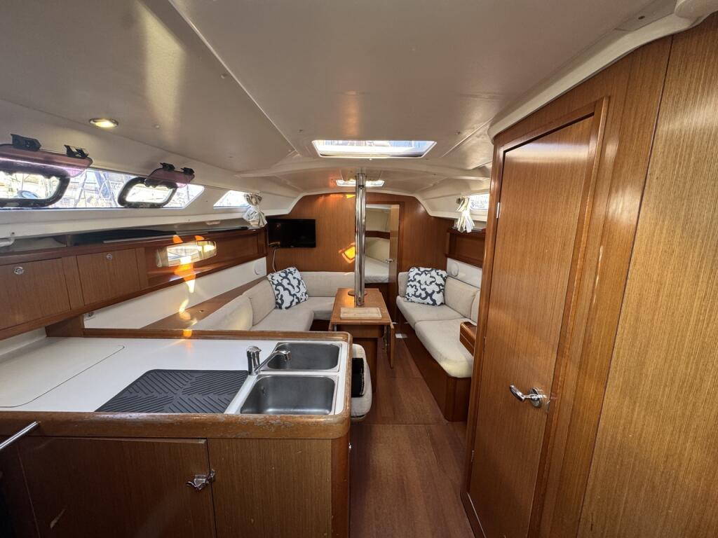 Sailing yacht 