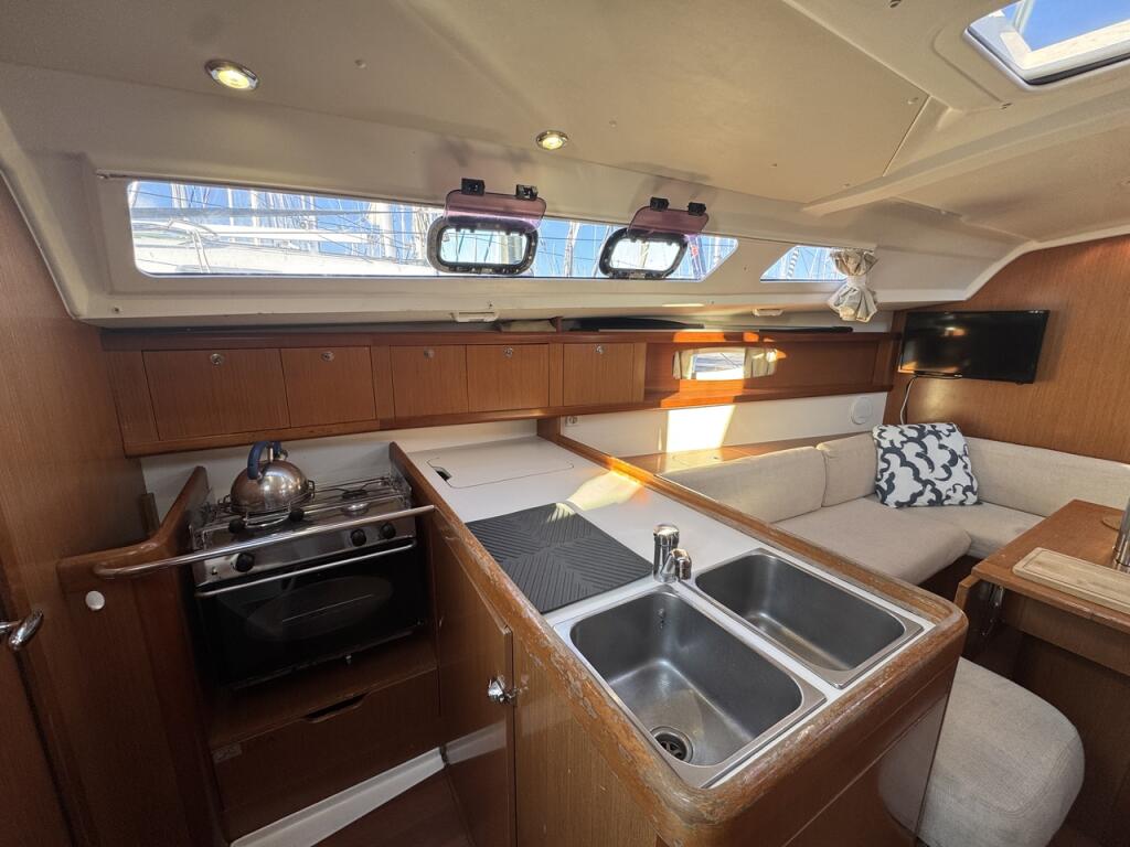 Sailing yacht 