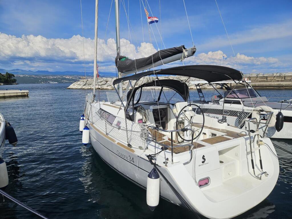 Sailing yacht 