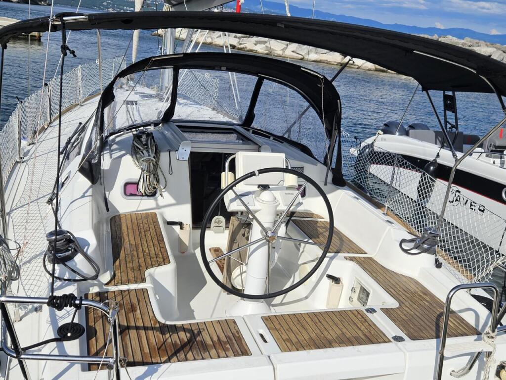Sailing yacht 