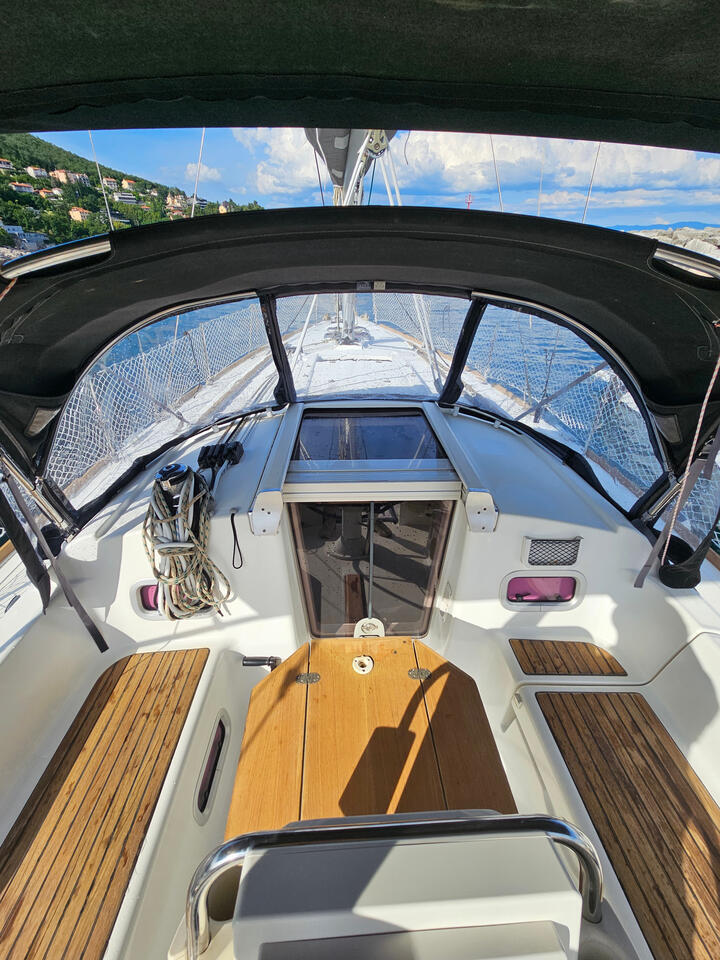 Sailing yacht 