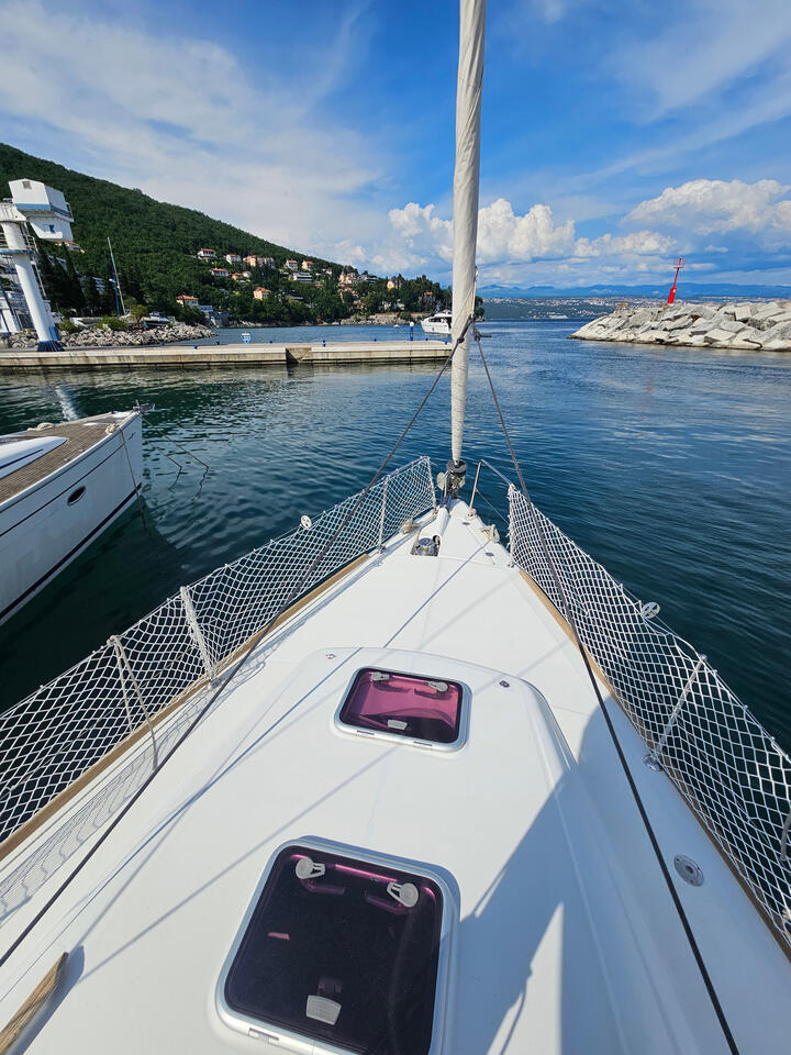 Sailing yacht 