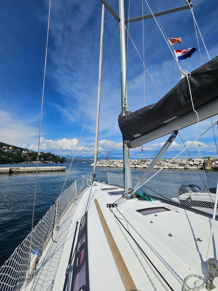 Sailing yacht 