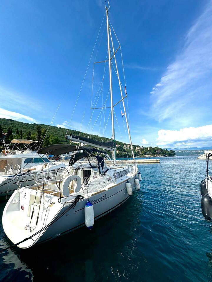 Sailing yacht 