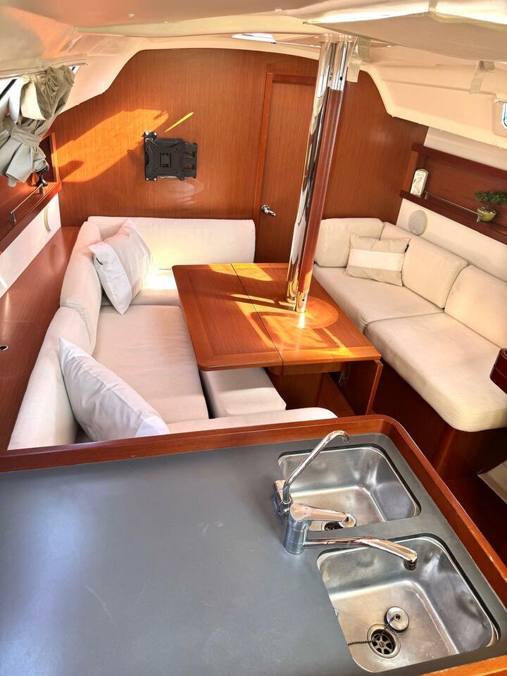 Sailing yacht 