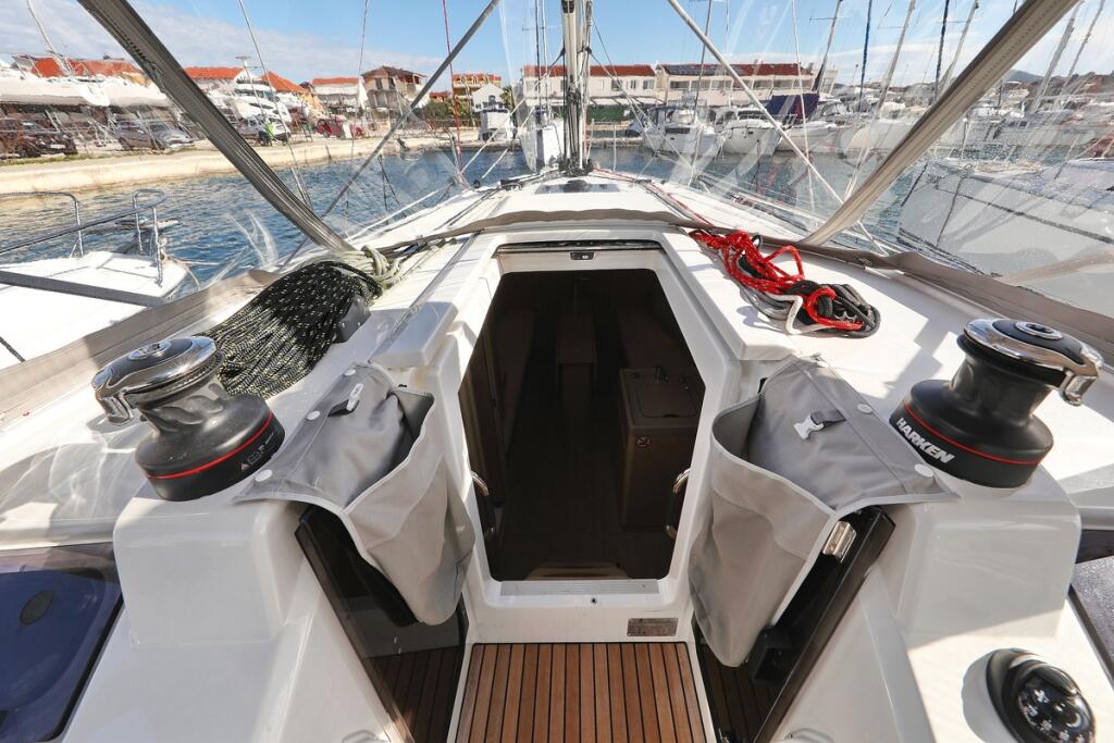 Sailing yacht 