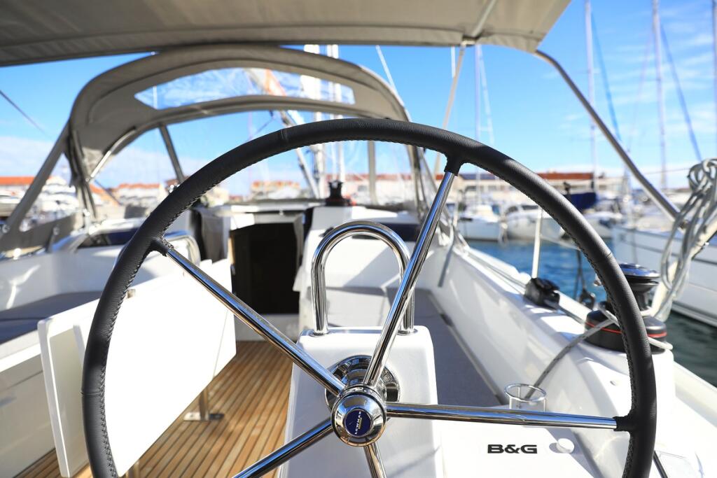 Sailing yacht 