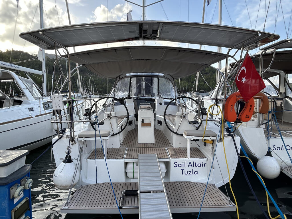 Sailing yacht 