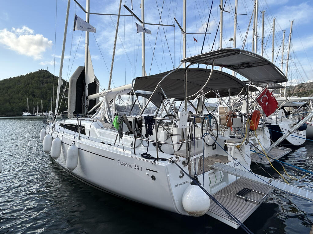 Sailing yacht 