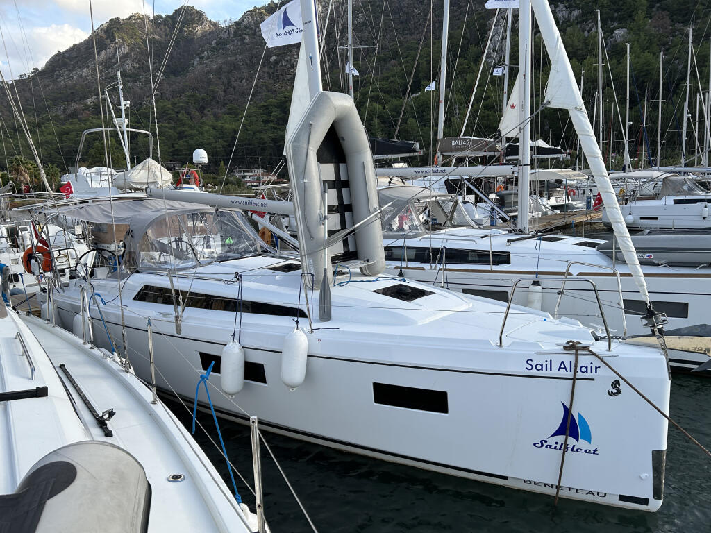 Sailing yacht 