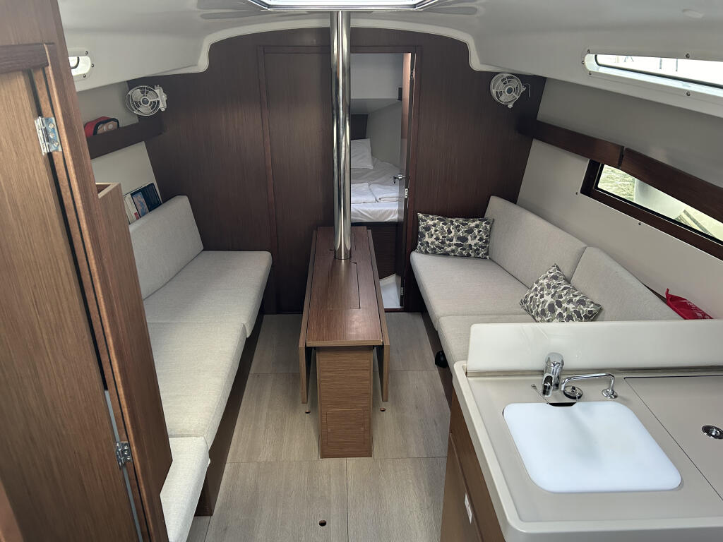 Sailing yacht 