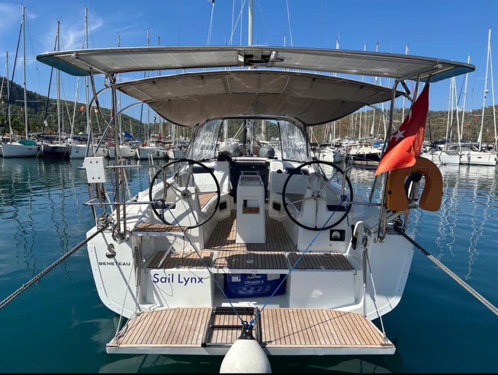 Sailing yacht 