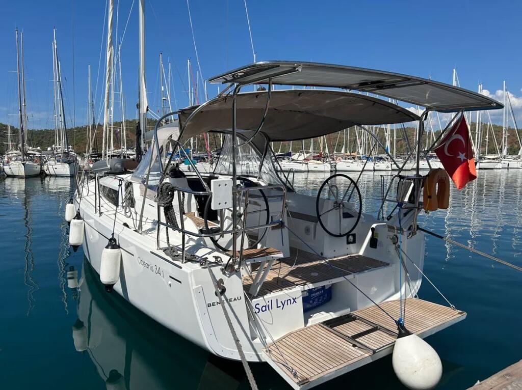 Sailing yacht 