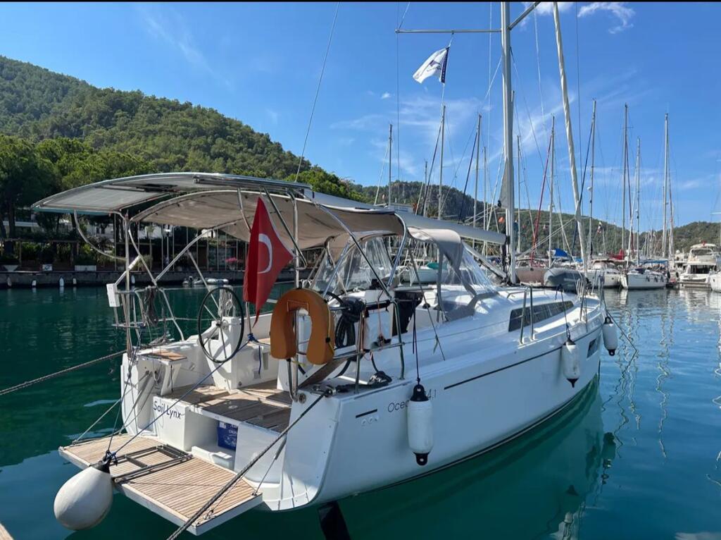 Sailing yacht 
