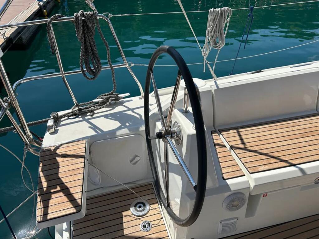 Sailing yacht 