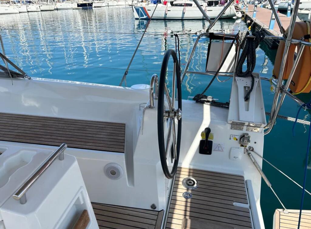 Sailing yacht 