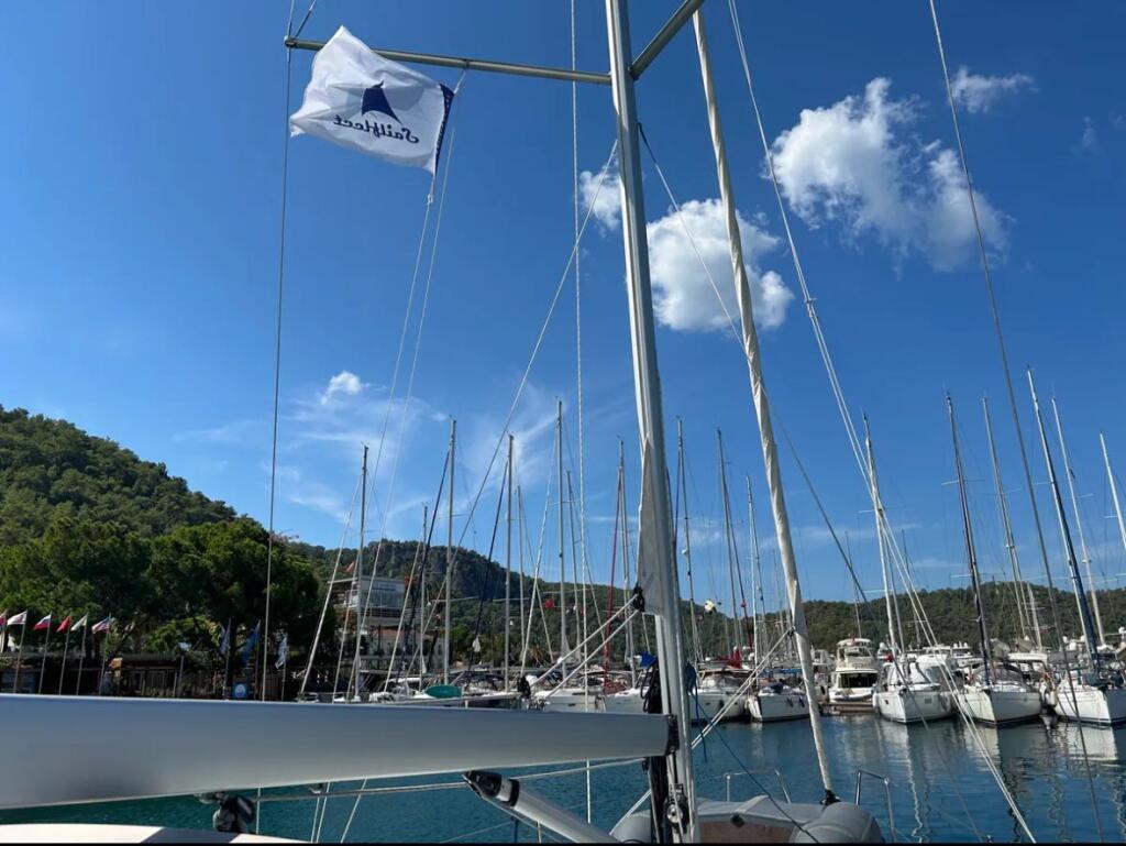 Sailing yacht 