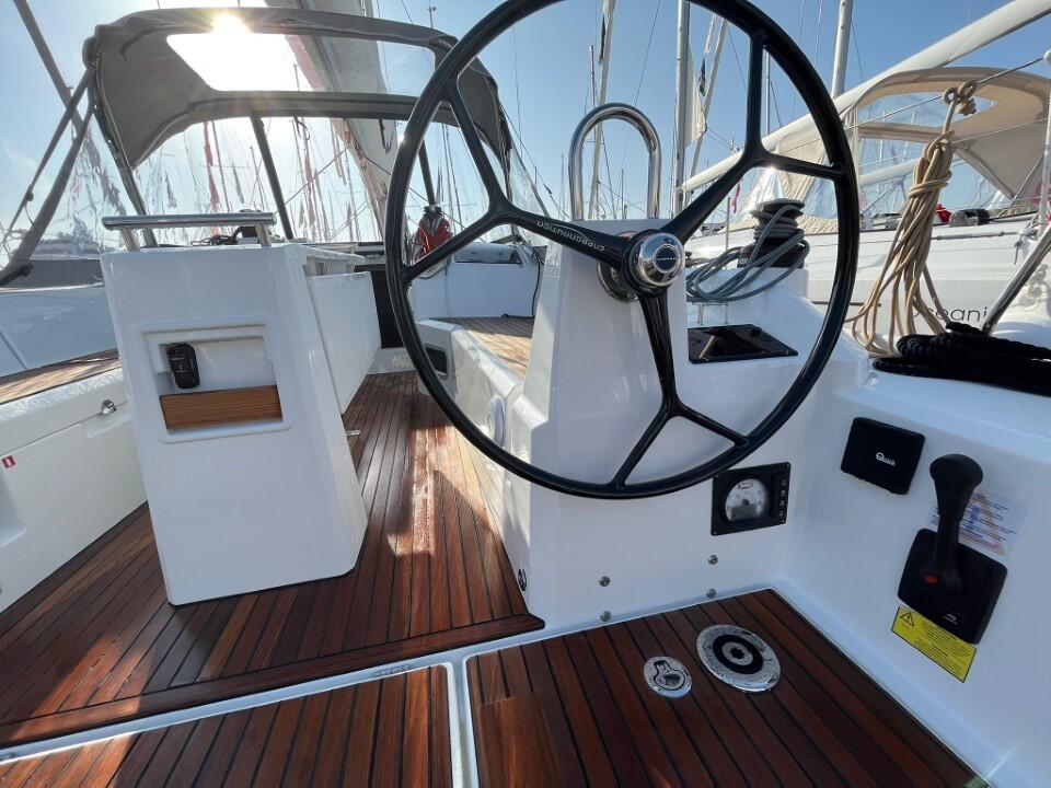 Sailing yacht 