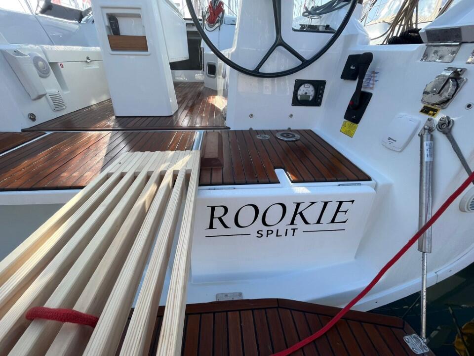 Sailing yacht 