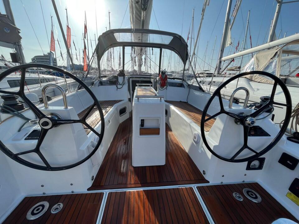 Sailing yacht 