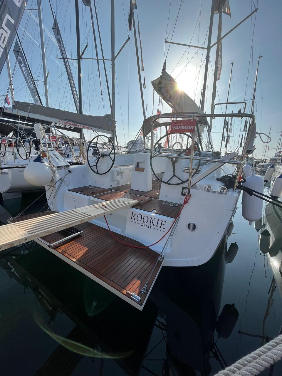 Sailing yacht 