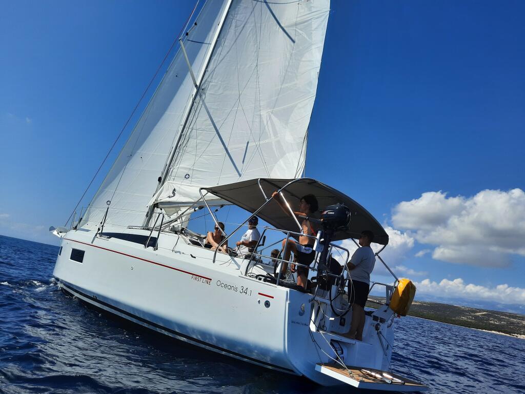 Sailing yacht 