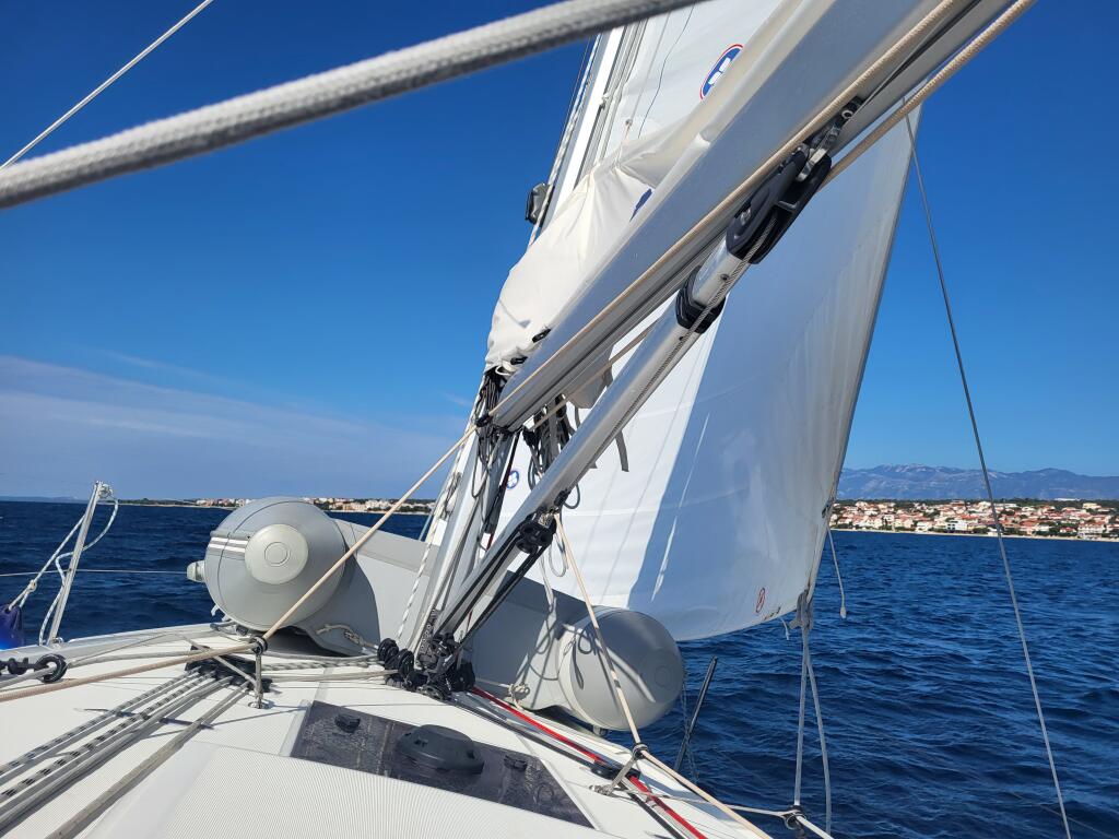 Sailing yacht 