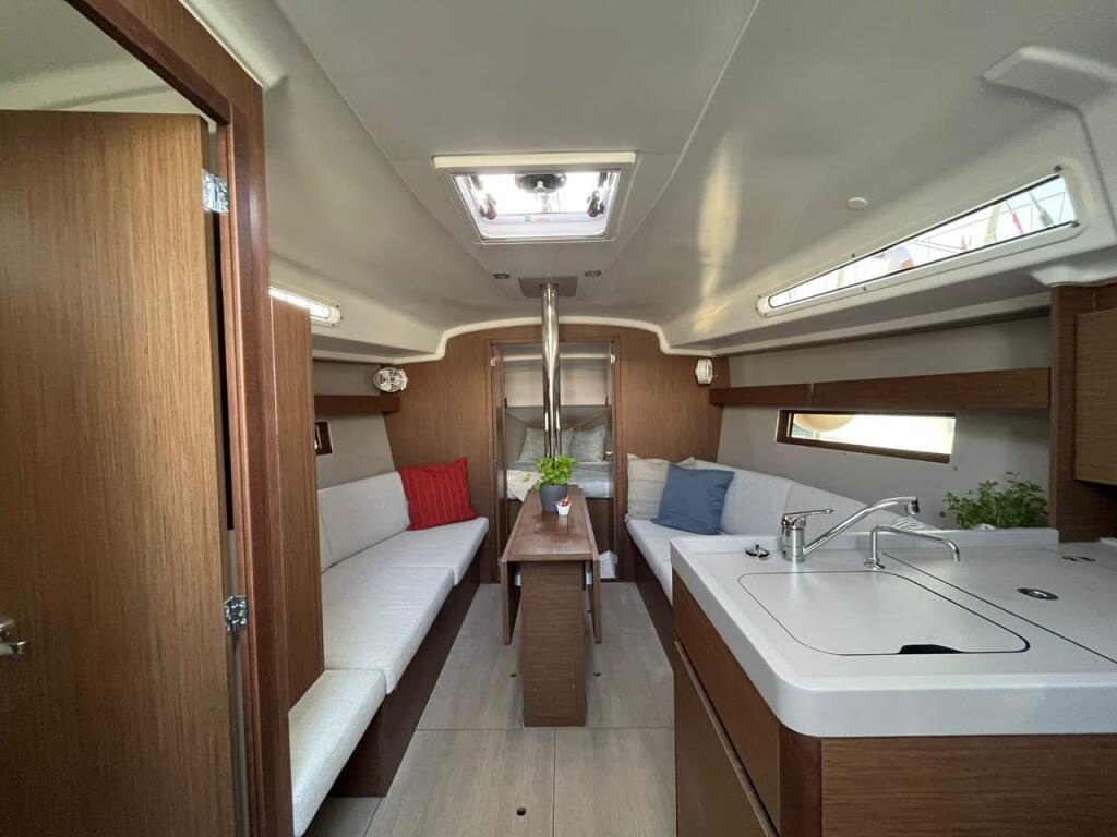 Sailing yacht 