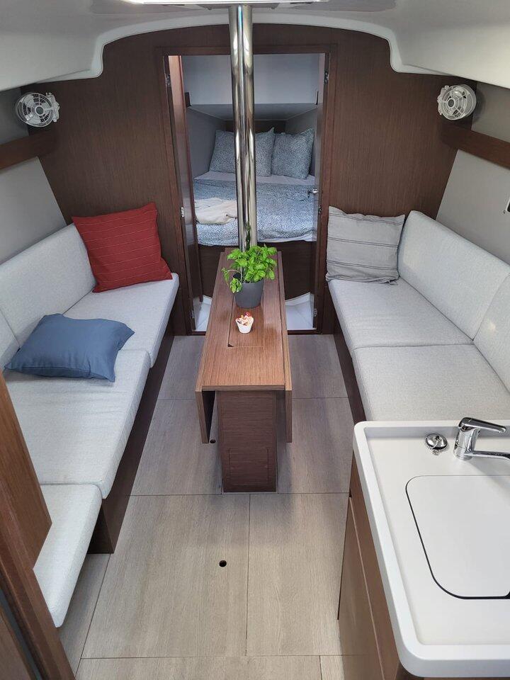 Sailing yacht 