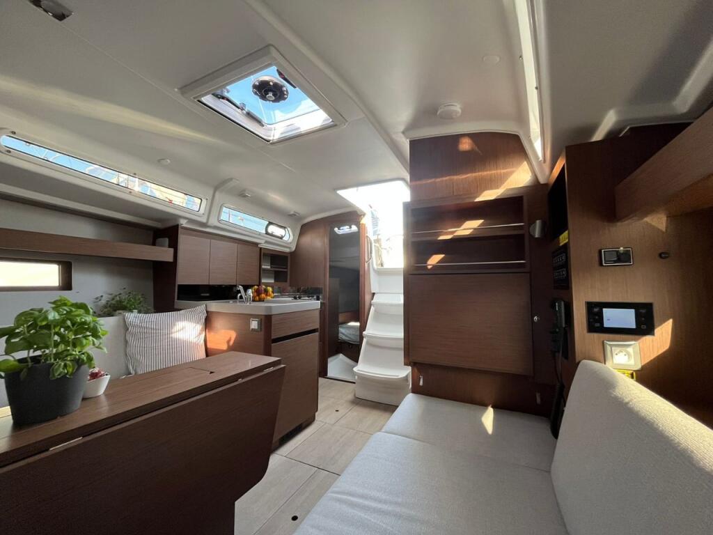 Sailing yacht 