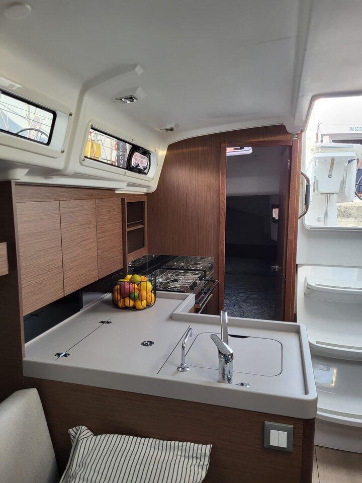 Sailing yacht 