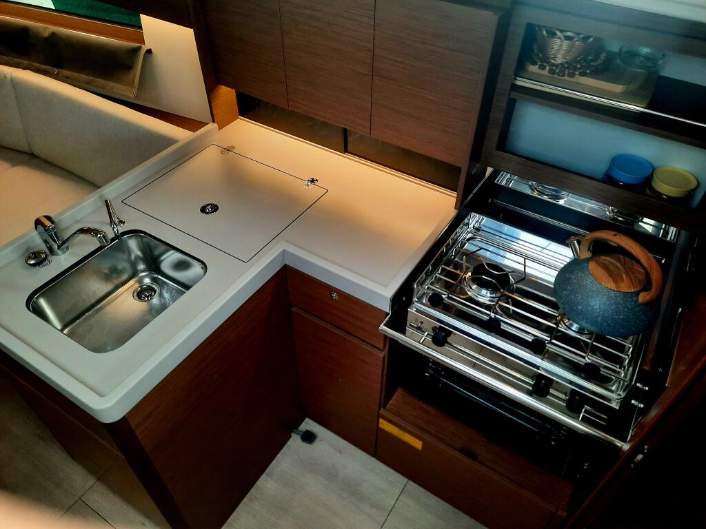 Sailing yacht 
