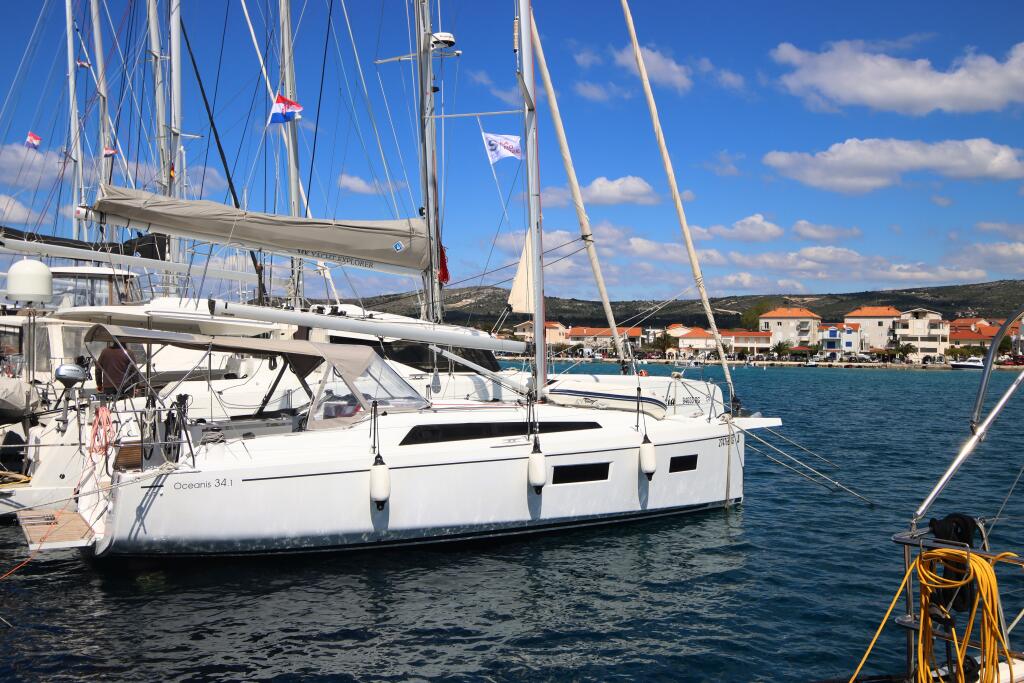 Sailing yacht 